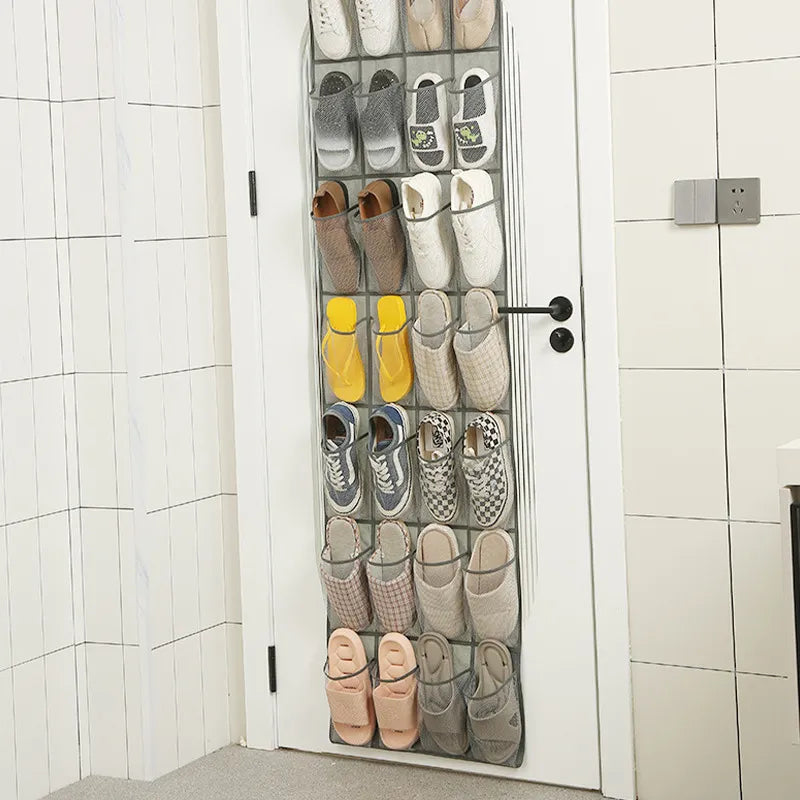 Hängande Förvaring - bild på skor som ligger i ordning i fickorna på en Hängande Förvaring