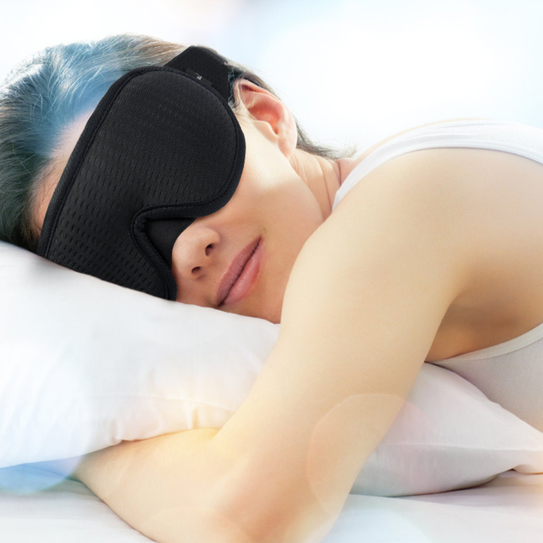 en tjej som sover med Sovmask 3D