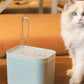 Vattenfontän för katter - vit färg och katt som står bredvid den 