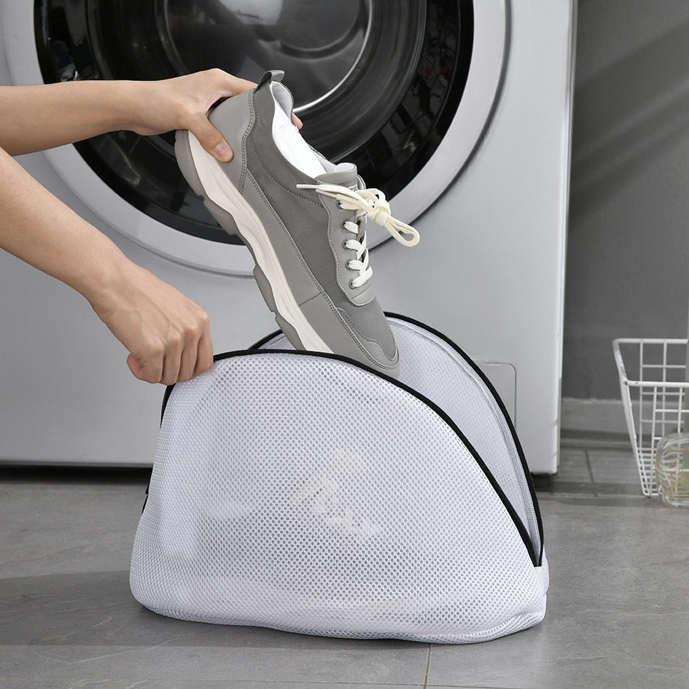 Tvättpåse för skor - bild nära tvättmaskinen 